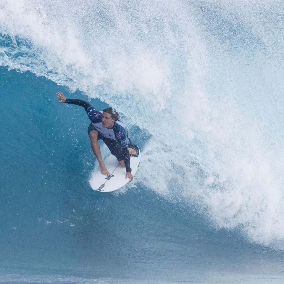Oahu, Hawaii, USA. Der australische Surfer Jack Robinson zeigt mit beeindruckender Haltung, wie man so eine Welle surft. Kein Wunder: Der Mann ist Profi.