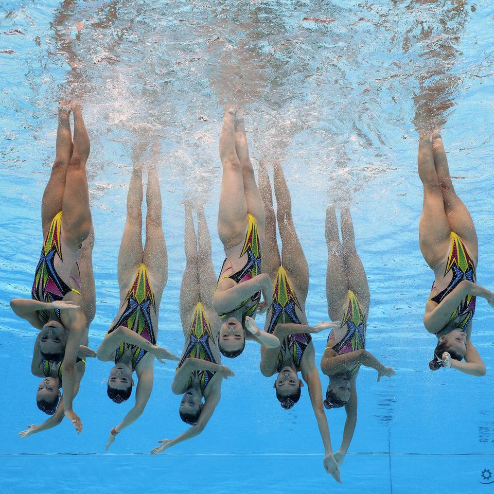 Doha, Katar. Die Synchronperformance des Team Australia bei der Schwimm-WM auf der arabischen Halbinsel.