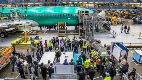 Boeing-Beschäftigte hören CEO Stan Deal zu