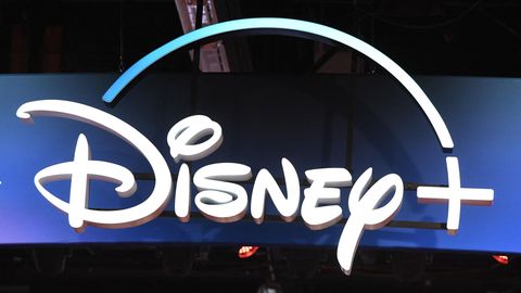 Das Logo des Streaming-Anbieters Disney+ prangt an einem Gebäude