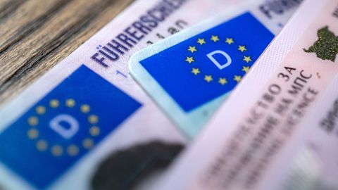 Ein Führerschein aus Plastik mit der Kennung Deutschlands