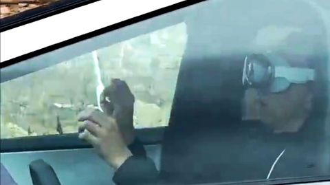 Im Clip ist zu sehen, wie ein Tesla-Fahrer Apples Datenbrille Vision Pro beim Fahren benutzt