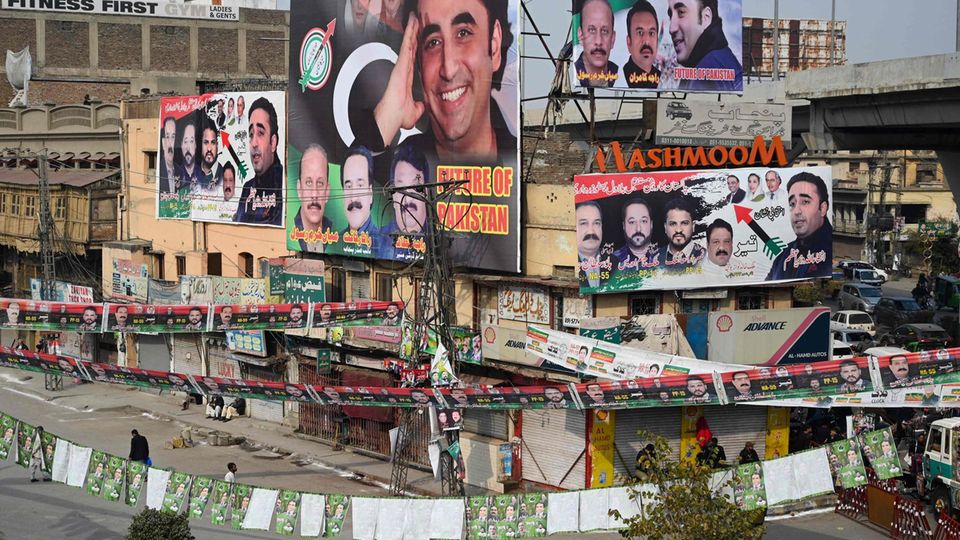 Eine mit Wahlwerbung zugepflasterte Straße in Rawalpindi in Pakistan. Das Land wählt am Donnerstag ein neues Parlament – nur eine von über 60 Wahlen weltweit in diesem Jahr.